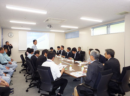 会議室での説明風景